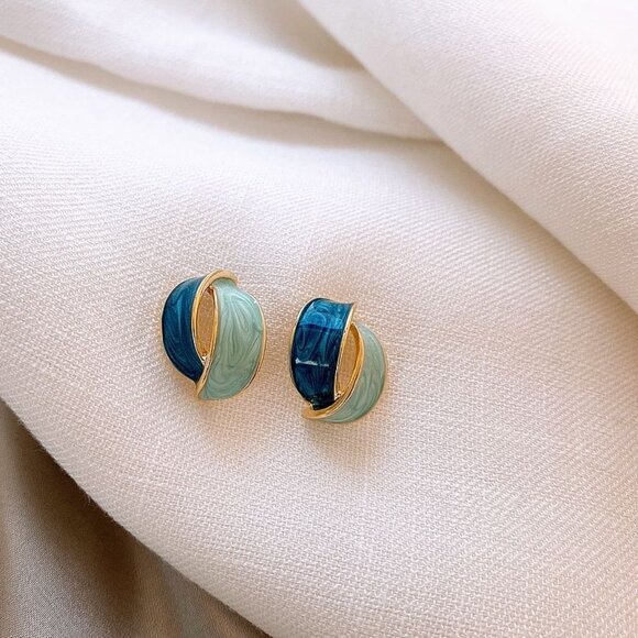 Ashlyn Ellie Artiste Petal Earrings Soft Blue and Deep Teal on Gold Gift Package - Picture 3 of 8